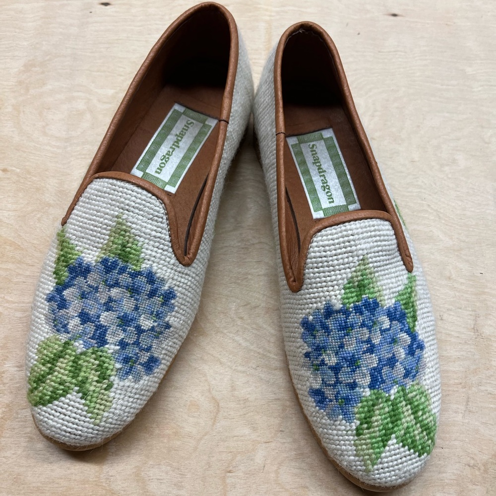 Snapdragon needlepoint shoes, blue hydrangea on a cream background, sz8, in box
